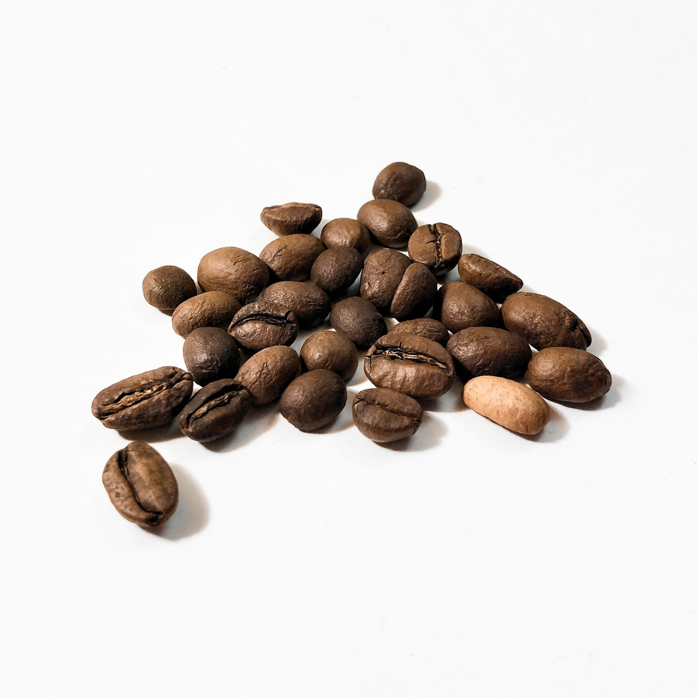 Montón de granos de café tostado enteros